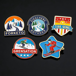 Fabricant de broches métalliques en Chine, conception personnalisée, alliage de <span class=keywords><strong>zinc</strong></span>, émail dur électro-plaqué, broches de ski pour le sport - Product Image 1