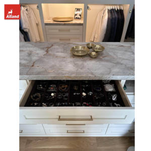 Armoire murale longue inclinée avec porte miroir style shaker, peinture blanche unique, éclairage LED et tiroir à bijoux en velours - Product Image 5