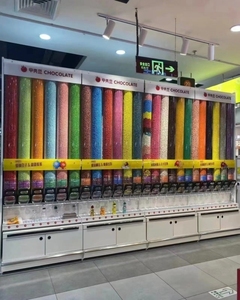 ท่ออะคริลิคแบบกำหนดเองสำหรับร้านขายขนม ตู้โชว์ผนังสีรุ้งพร้อมตัวจ่ายแบบแรงโน้มถ่วงและถังเก็บ - Product Image 2