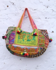 Bolso de Hombro Banjara Bordado a Mano de la India, Moderno, Ligero, con Forro de Algodón y Cierre, para Uso Diario de Mujeres - Product Image 1