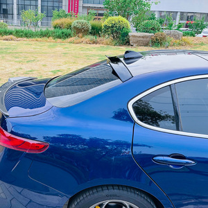 Aileron arrière Alfa Romeo Giulia en fibre de carbone, texture noire piano, forme d'aile, ABS, installation avec ruban adhésif 3M - Product Image 1