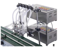 Convoyeur quantitatif automatique de bureau Machine de remplissage de bouteille en verre à quatre têtes pour eau liquide boisson