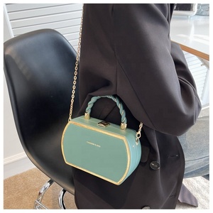 กระเป๋าถือแฟชั่นใหม่ 2026 กระเป๋าสะพายไหล่ทรงกล่อง ดีไซน์สวยเก๋ น้ำหนักเบา พร้อมสายโซ่ สำหรับผู้หญิง - Product Image 4