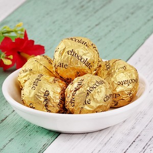 Boîte cadeau personnalisée certifiée HALAL, chocolats en forme de boule en or massif, fourrés aux noisettes, vente directe d'usine pour la Saint-Valentin - Product Image 5