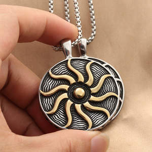 Collier pour homme en acier titane de style européen avec pendentif tournesol au design géométrique, à porter au quotidien - Product Image 2