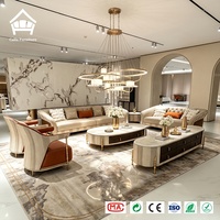 Ensemble de canapés de salon de luxe moderne, revêtement beige et marron, avec fauteuils, table basse et meuble TV pour villa et manoir
