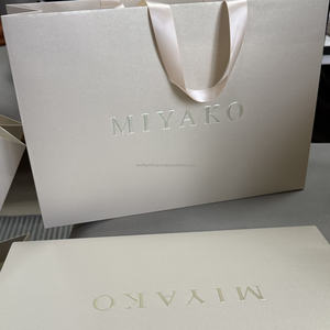 Sac cadeau en papier spécial avec logo personnalisé imprimé et marquage à chaud pour la promotion de vêtements, cosmétiques, parfums, avec poignée longue - Product Image 1