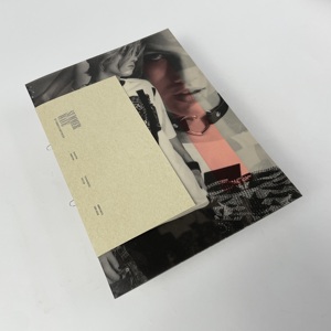 Premium Printservice Kleding Toont <span class=keywords><strong>Brochure</strong></span> Verschillende Paginaformaten Zadelsteek Bindende Fotoalbumbrochure