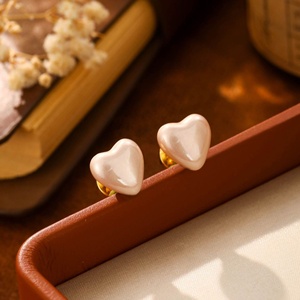 Boucles d'oreilles clous simples en imitation perle géométrique, plaquées or, tendance, haut de gamme, version coréenne, élégantes et raffinées - Product Image 3