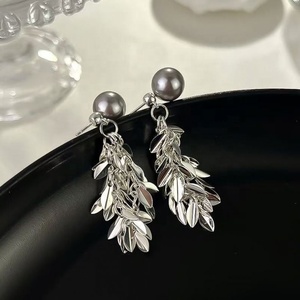 Boucles d'oreilles pendantes et clous de haute qualité en perles grises scintillantes avec pompon pour l'automne et l'hiver, accessoire polyvalent et délicat pour rehausser le visage - Product Image 5