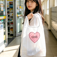 Sacs en plastique pour emballages de pâtisserie, desserts, gâteaux, snacks, à emporter, sacs de shopping, sacs de transport, imprimés avec un cœur LOVE à pois roses sur un t-shirt blanc