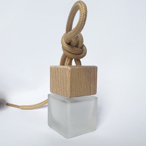 Bottiglia di profumo per auto in vetro smerigliato opaco quadrato da 8ml con coperchio in legno naturale-diffusore di deodoranti per auto - Product Image 1