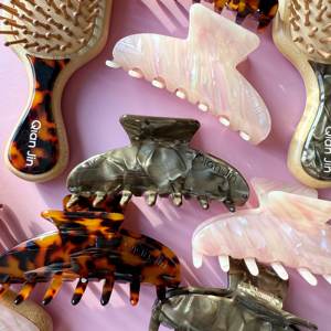 مجموعة مشبك وفرشاة شعر من الأسيتات مخصصة من تشيانجين، فرشاة شعر يدوية الصنع بنمط صدفة السلحفاة، إكسسوارات صديقة للبيئة بالجملة - Product Image 4