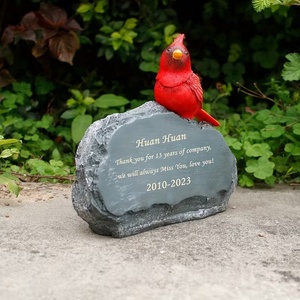 Kırmızı kardinal kuş ile özel Pet anıt plak, bahçe dekor için altın yazı ile gri reçine taş - Product Image 2