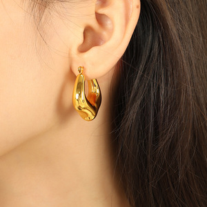 Pendientes Huggie Geométricos en Forma de C, de Oro, Plata, Titanio y Acero, Modelo EH810 - Product Image 4