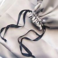 Perruques en soie de luxe personnalisées sacs à poussière d'emballage sac cadeau de qualité avec cordon pour bijoux cosmétiques lingerie sacs à main pochette en satin pour cheveux
