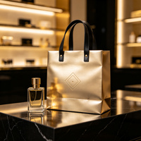 Sac cadeau en papier métallisé doré de luxe avec poignée aspect cuir, estampage à chaud or, recyclable, haut de gamme, pour parfums, cosmétiques, bijoux, vente au détail