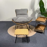 Fauteuil à bascule en rotin tressé avec coussin moelleux et tabouret, idéal pour balcon et salon