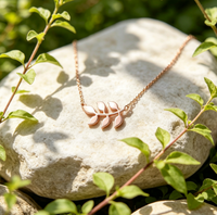 Collier pendentif branche de feuille délicate en acier inoxydable 316L plaqué or 18 carats, bijou minimaliste pour femme, idéal pour le quotidien et comme cadeau