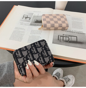 Portefeuille court en <span class=keywords><strong>PVC</strong></span> tendance avec fermeture éclair, <span class=keywords><strong>porte</strong></span>-monnaie, <span class=keywords><strong>porte</strong></span>-cartes, fermeture à bouton-pression, multi-fentes pour cartes d'identité et de crédit, pochette - Product Image 1