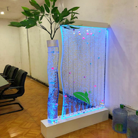 Paroi de séparation intérieure en panneau acrylique LED avec fontaine à bulles d'eau, motifs élégants et éclairage coloré
