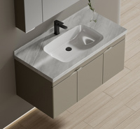 Meuble de salle de bain moderne en contreplaqué gris chaud avec poignée intégrée ondulée, plan de travail en pierre frittée, 2 portes, miroir LED et distributeur de mouchoirs