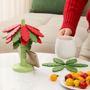 Alfombrilla Aislante de Calor con Forma de Árbol, Antideslizante, para Uso Doméstico, para Tazones, Ollas y Cazuelas, Diseño Verde Claro y Rojo - Product Image 1