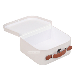 Boîte cadeau de luxe pour jouets <span class=keywords><strong>d</strong></span>'enfants fabriquée à Dongguan, recyclable, en forme de mini-valise avec poignée personnalisée - Product Image 2