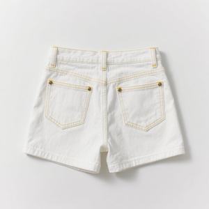 Shorts en jean ivoire pour femmes, 5 poches, taille haute |   Surpiqûres et rivets jaunes |   Shorts en jean blanc décontractés d'été - Product Image 2