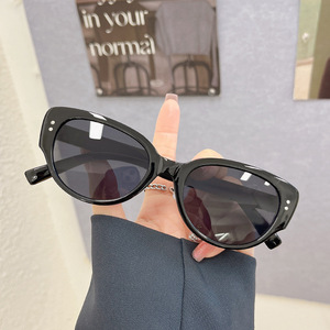 Gafas de Sol Retro Estilo Ojo de Gato Unisex, Montura Negra y Blanca con Tachuelas, Protección UV400, Material de PC, Tipo 3 - Product Image 5