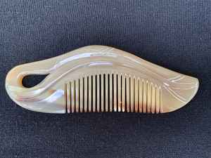 Peine de cuerno de búfalo natural hecho a mano, pulido y con dientes lisos para desenredar y peinar el cabello, promueve un cuero cabelludo saludable. - Product Image 3