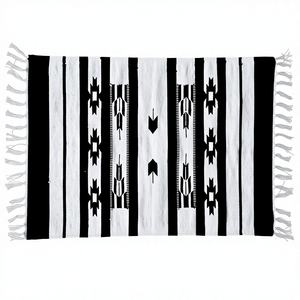 Tapis moderne en coton noir et blanc fait à la main pour la maison et les voyages, lavable en machine - Product Image 1