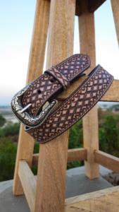 Ceinture de cow-boy rustique artisanale avec détails en cuir usiné et boucle argentée capturée dans un cadre de campagne serein - Product Image 3