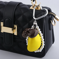 Vente en gros : Breloque de sac banane Kawaii tendance, porte-clés avec nœud et chaîne de perles et fermoir cœur, cadeau adorable pour filles