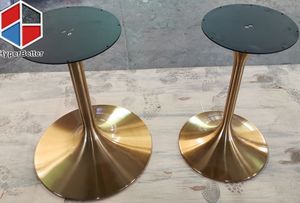 Quadratischer Cocktail tisch mit weißer Marmorplatte und goldener Tulpen basis aus Edelstahl - Product Image 5