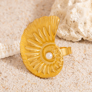 แหวนหอยสังข์สแตนเลสชุบทอง 18k ประดับมุก ของขวัญเครื่องประดับแฟชั่นสำหรับทุกเพศ - Product Image 4