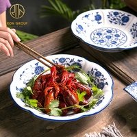 Ensemble de vaisselle en céramique en forme de triangle de couleur blanche et bleue faite à la main de style chinois, assiette à dîner en porcelaine pour restaurant