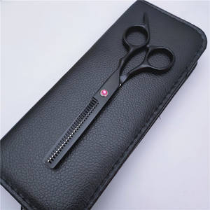 กรรไกรตัดผมสีดำแบบมืออาชีพ ขนาด 6 นิ้ว ทำจากสแตนเลสสตีล พร้อมดีเทลประดับอัญมณี สำหรับใช้ในร้านเสริมสวย - Product Image 4