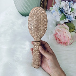 Cepillo de Masaje Capilar de Lujo Portátil con Incrustaciones de Diamantes - Peine de Cerdas Antiestáticas con Pedrería para Peluquería - Product Image 6