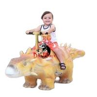 Manège de dinosaures pour enfants dans un parc d'attractions - Product Image 2