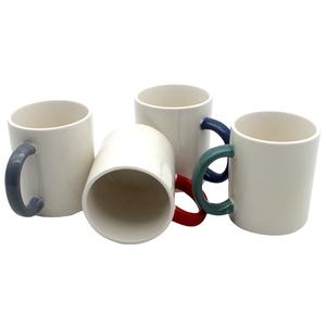 Taza de café en blanco blanca con mango colorido al por mayor, tazas de cerámica personalizadas por sublimación - Product Image 5