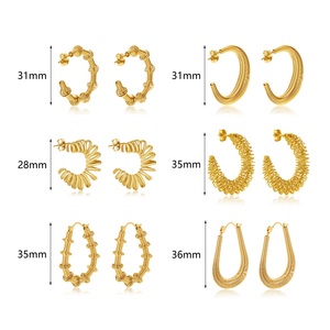 Pendientes de Aro Grandes de Acero Inoxidable Dorado con Diseño de Letra Hueca, Estilo Lujo Ligero, Impermeables, para Aniversario, de Moda y con Gran Impacto - Product Image 2