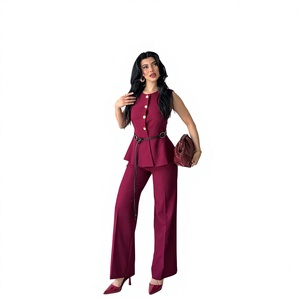 Ensemble tailleur élégant bordeaux pour femme avec haut à volants boutonné et pantalon large – Collection automne - Product Image 1