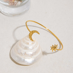 Bracelet ouvert soleil et lune, bijoux en or, design géométrique unisexe - Product Image 4