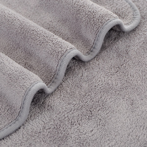 <span class=keywords><strong>Serviette</strong></span> de Bain Carrée de Luxe en Velours Corail Épais et Doux, Anti-Microbienne, <span class=keywords><strong>Séchage</strong></span> <span class=keywords><strong>Rapide</strong></span>, avec Logo Brodé Floral, Non-Pelucheuse - Product Image 4