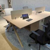 Conjunto de Estaciones de Trabajo Modernas para 4 Personas con Divisores de Privacidad, Tomas de Corriente Integradas y Sillas de Malla para un Espacio Completo para el Personal