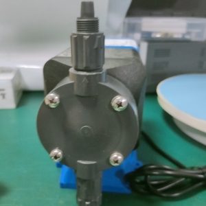 プルサトロンシリーズE PLUSメータリングポンプ-0.13-25 GPH、30-300 PSI、4-20mAコントロール、水処理 - Product Image 2