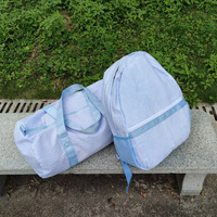 Sac polochon en seersucker bleu pour bébé Bagage portable Sac à main à rayures tendance Lot de 25 pièces GA Entrepôt Sac de voyage pour enfants DOM106-1494