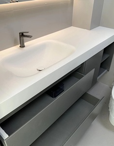 Armoire <span class=keywords><strong>de</strong></span> <span class=keywords><strong>salle</strong></span> <span class=keywords><strong>de</strong></span> <span class=keywords><strong>bain</strong></span> grise avec un comptoir en pierre blanche intégré, un lavabo intégré, un miroir avec armoire intégrée et une bande lumineuse cachée - Product Image 2