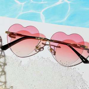 Lunettes de soleil personnalisées avec logo, style rétro, pour hommes et femmes, monture en métal, colorées, sans monture, en forme de cœur, pour femme - Product Image 1